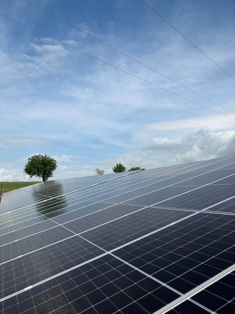 Darstellung von Solarmodulen im Sonnenschein